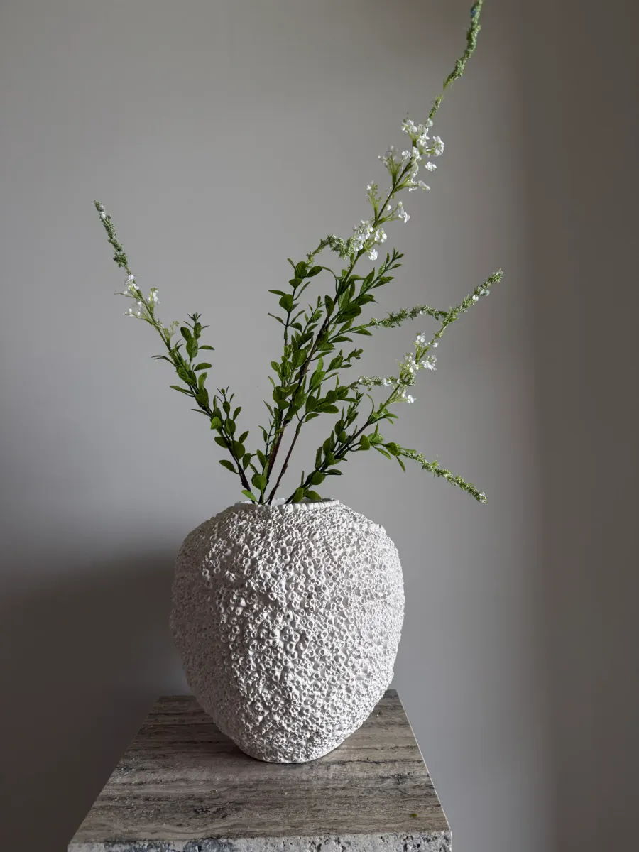 Gren med hvite blomster